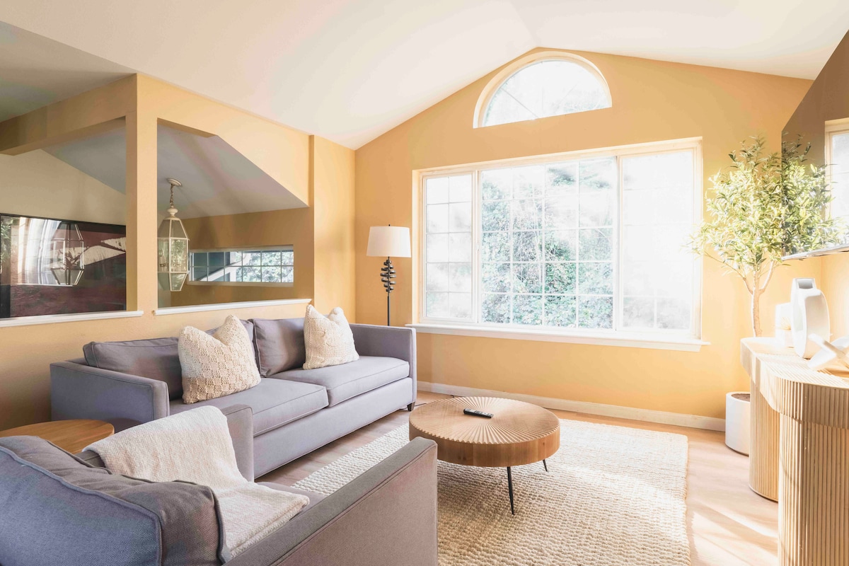 Wedgwood Home with Private Parking