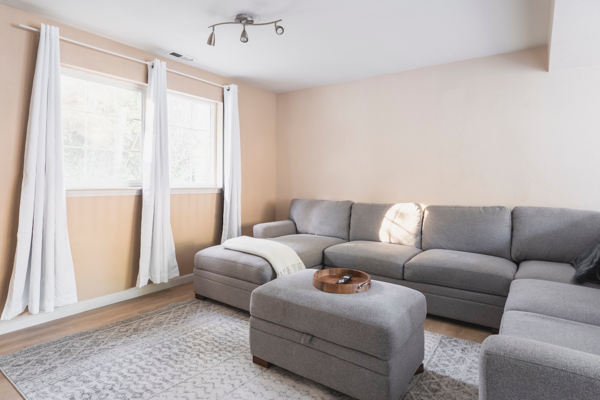 Wedgwood Home with Private Parking - Image 3