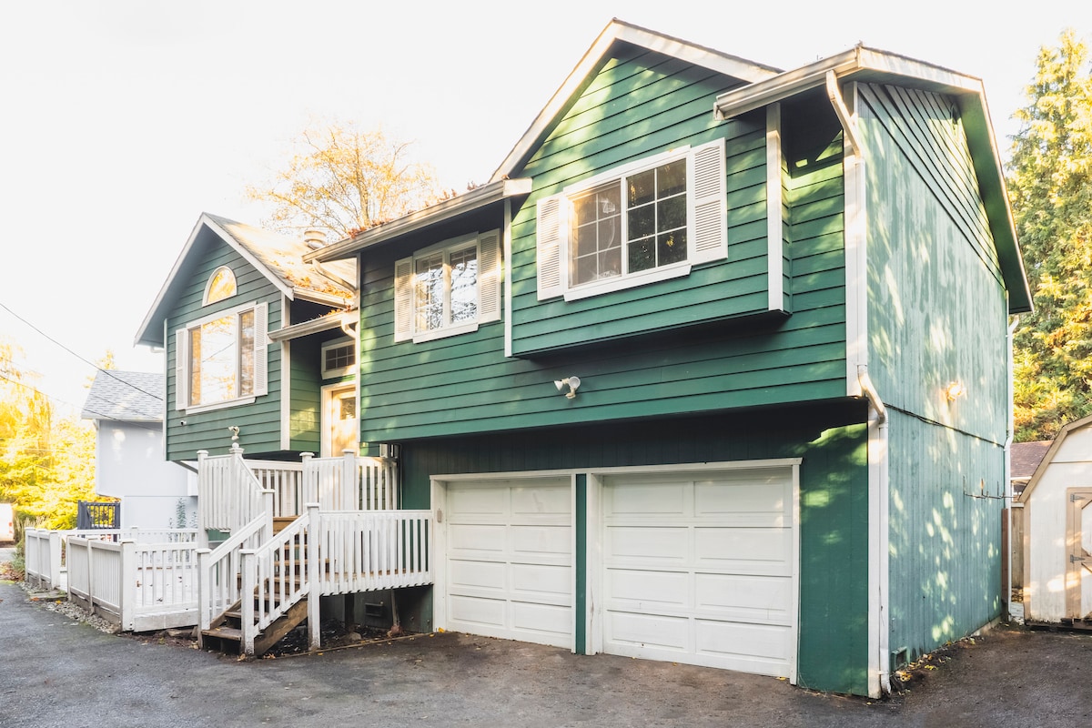 Wedgwood Home with Private Parking - Image 4