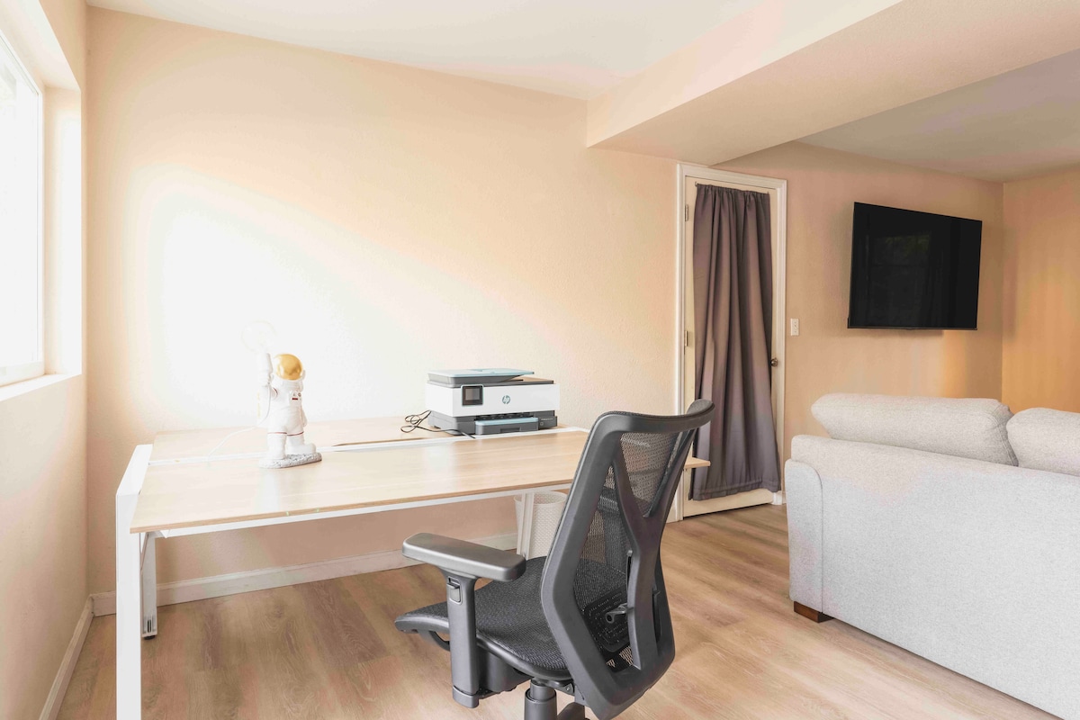 Wedgwood Home with Private Parking - Image 5