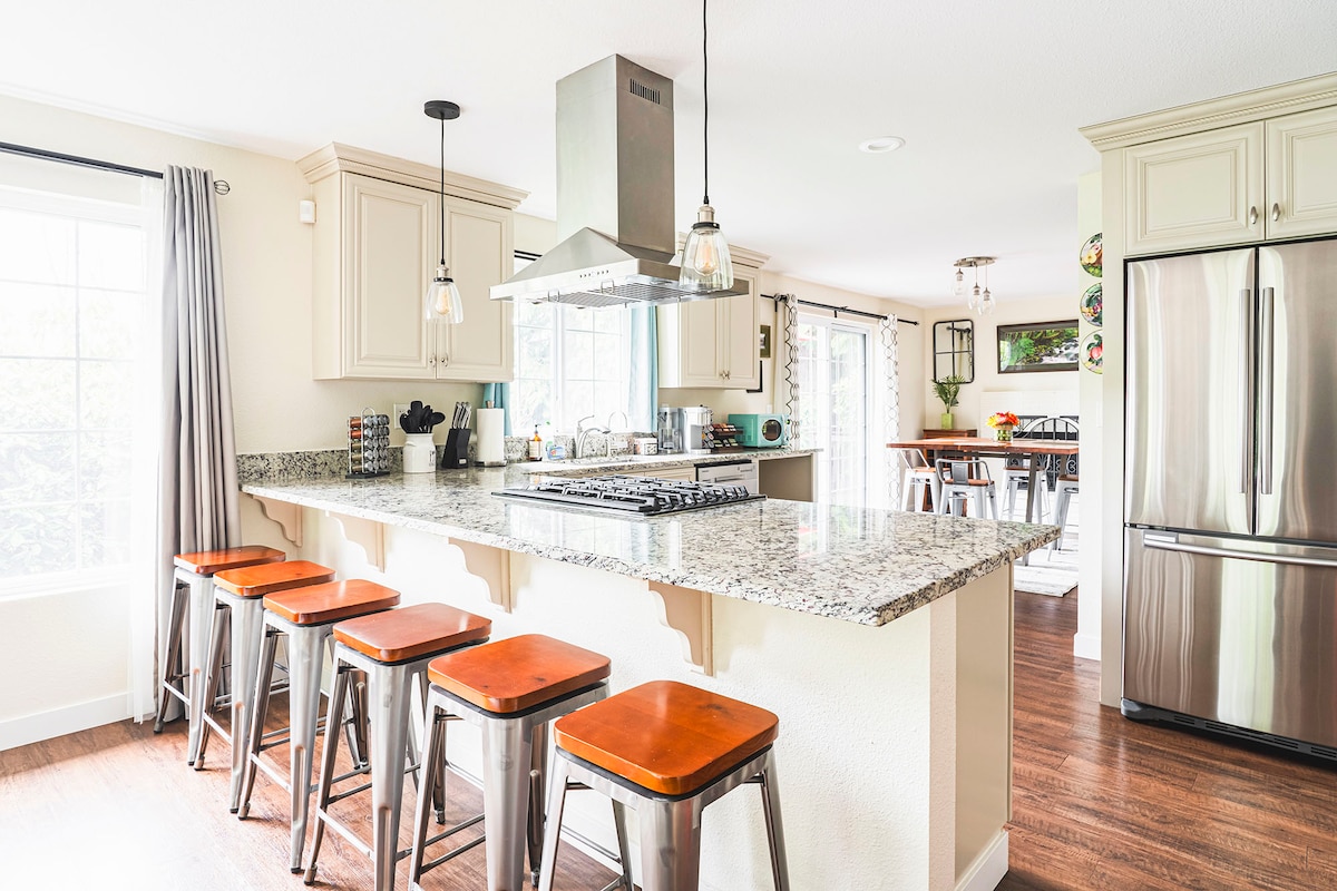 Issaquah Cottage with Chef's Kitchen