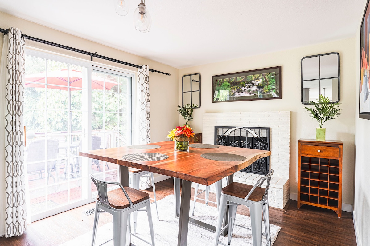 Issaquah Cottage with Chef's Kitchen - Image 3