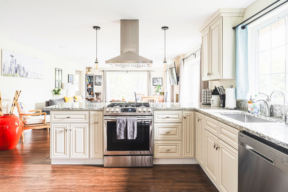 Issaquah Cottage with Chef's Kitchen - Image 4