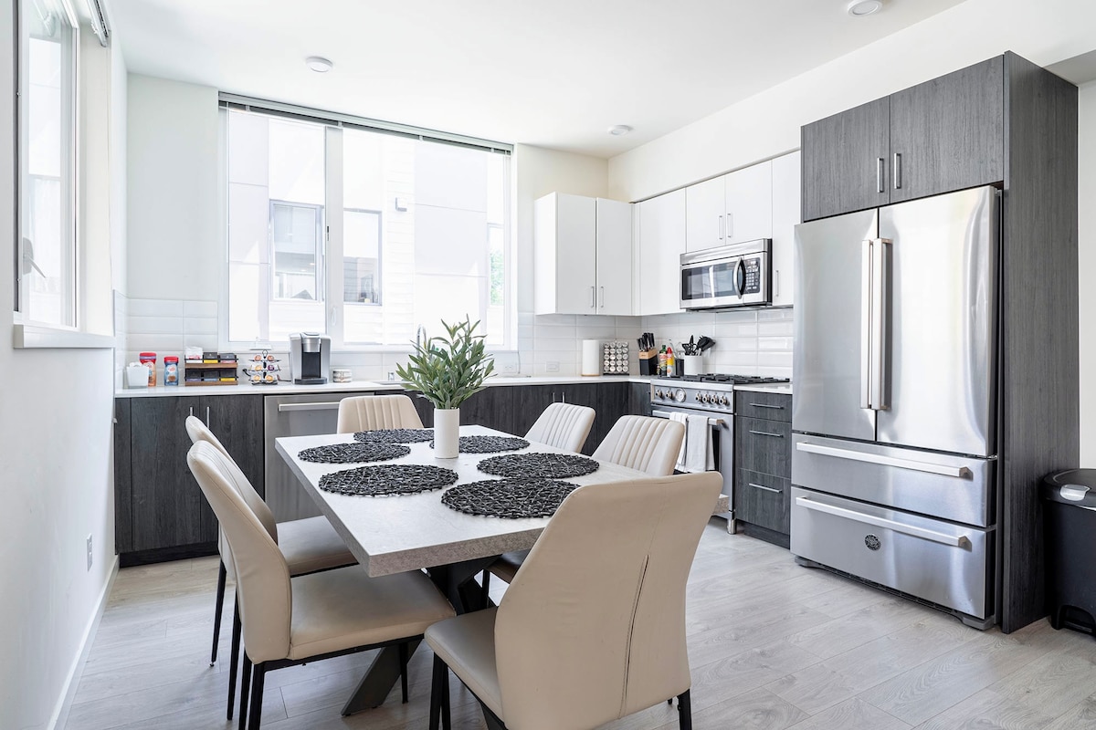 Modern Tri-Level Townhouse Green Lake - Image 2