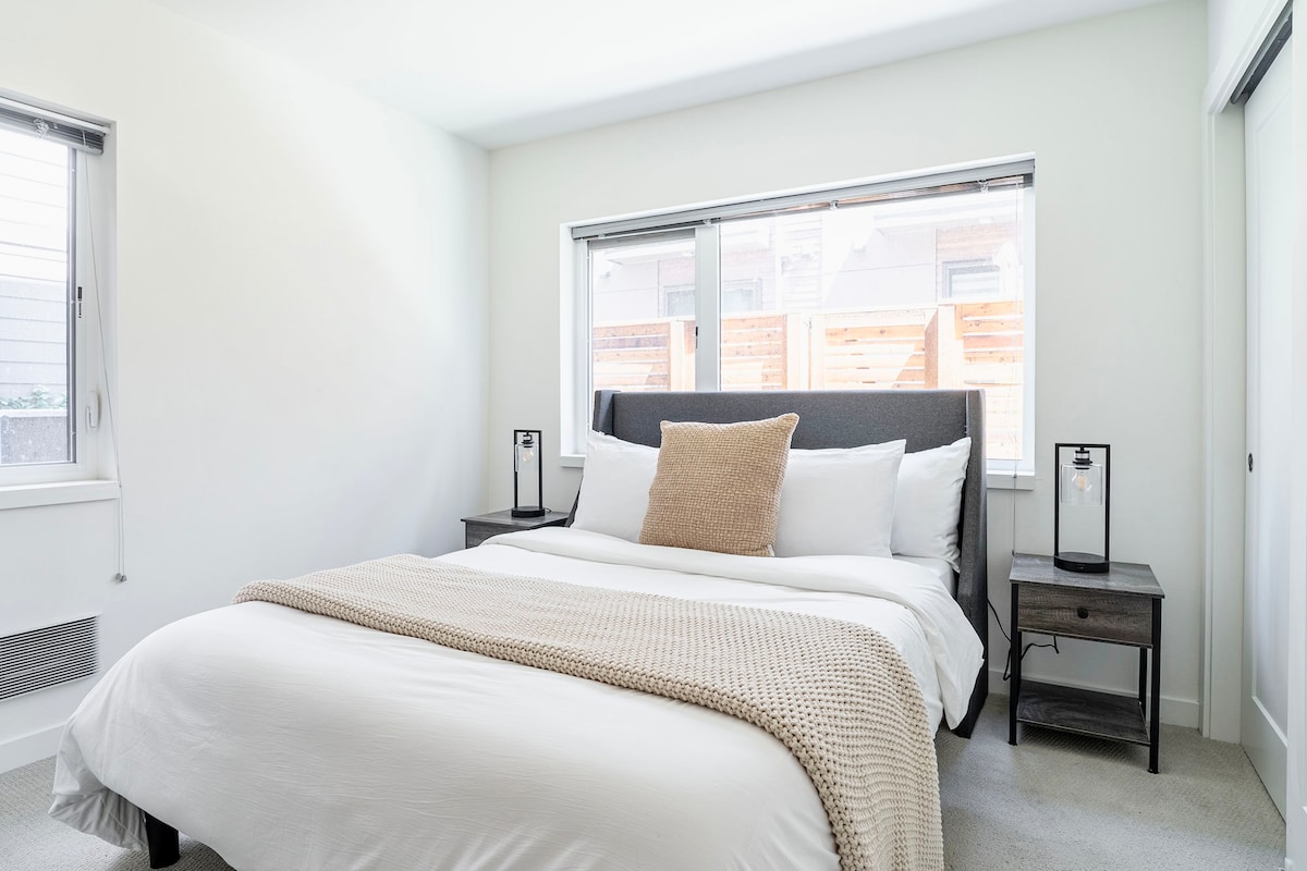 Modern Tri-Level Townhouse Green Lake - Image 4