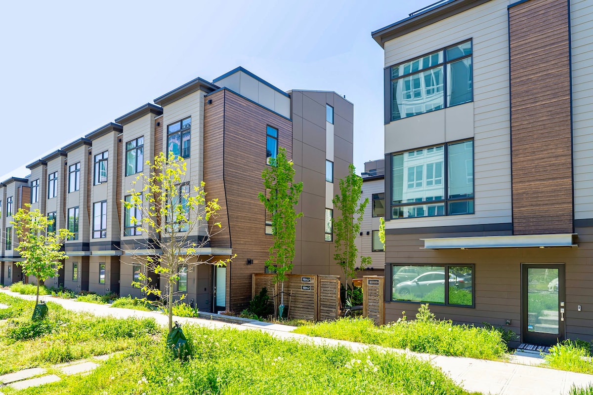 Modern Tri-Level Townhouse Green Lake - Image 5