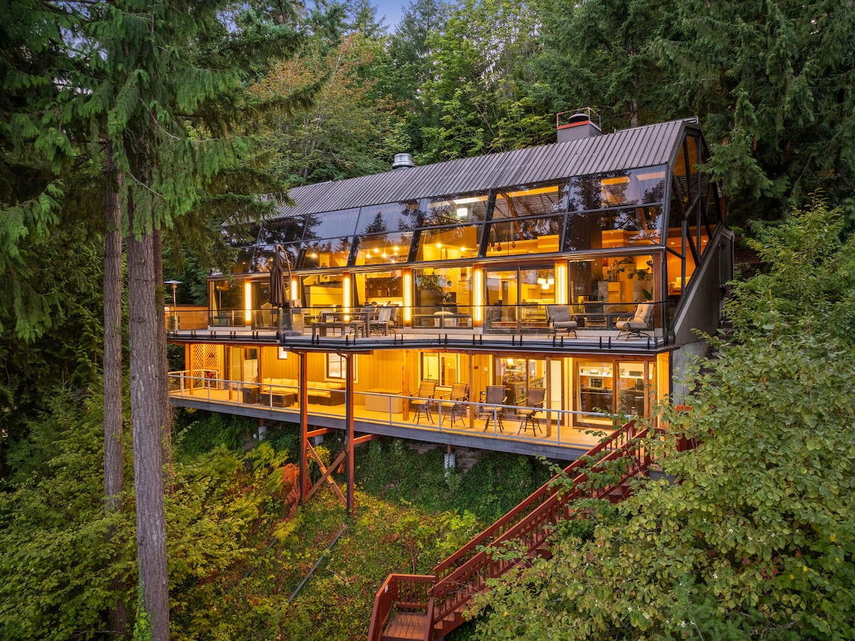 Lakefront Glass House Retreat