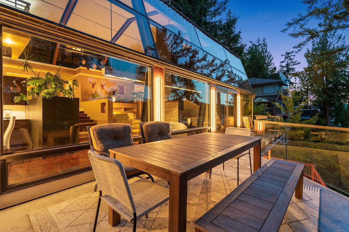 Lakefront Glass House Retreat - Image 4