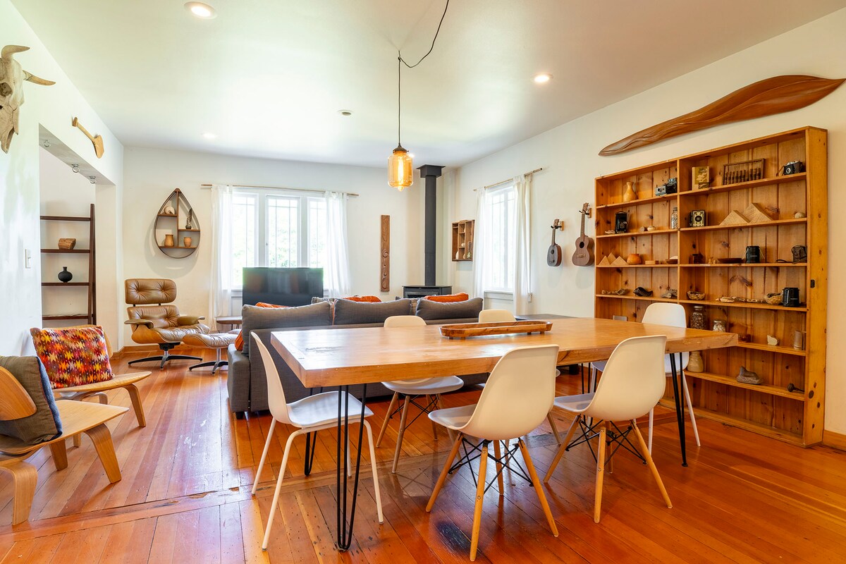 Artist's Farmhouse Retreat - Image 2