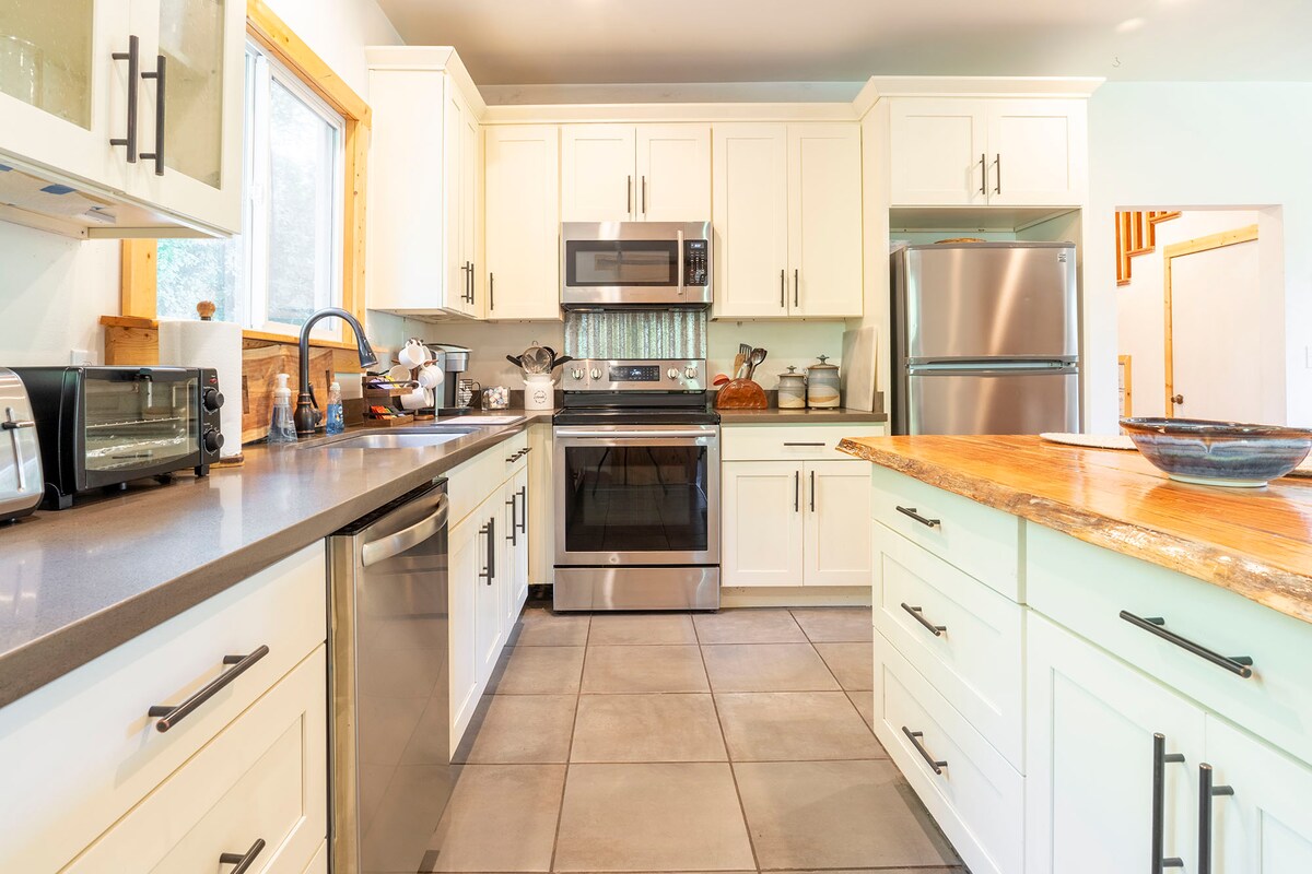 Artist's Farmhouse Retreat - Image 3