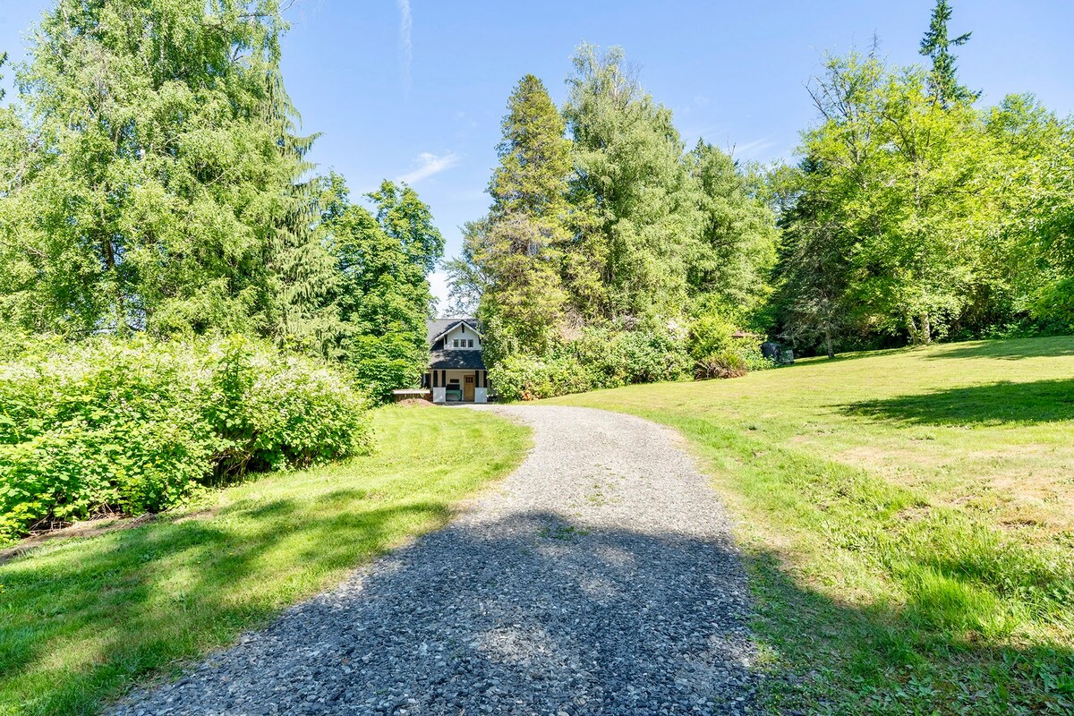 Artist's Farmhouse Retreat - Image 5