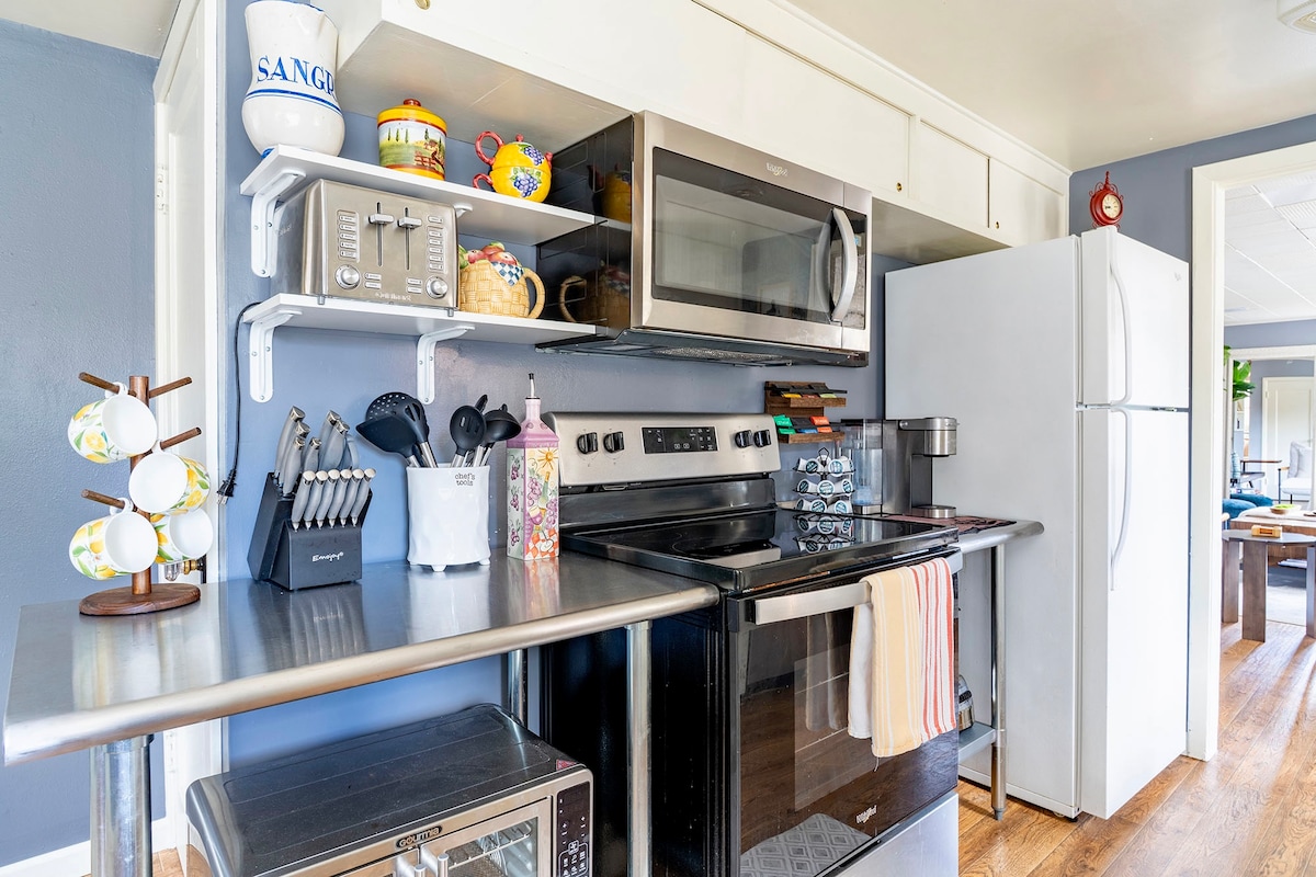 Historic 1920s Cottage Downtown Redmond - Image 3