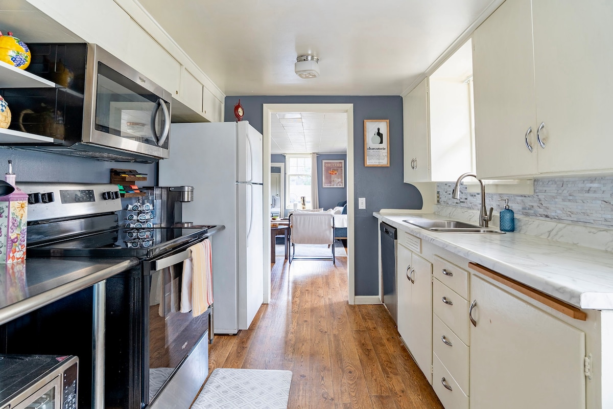 Historic 1920s Cottage Downtown Redmond - Image 4