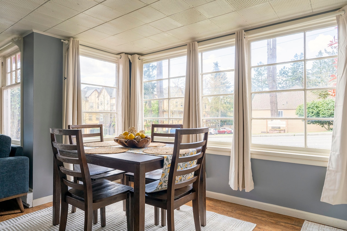 Historic 1920s Cottage Downtown Redmond - Image 5