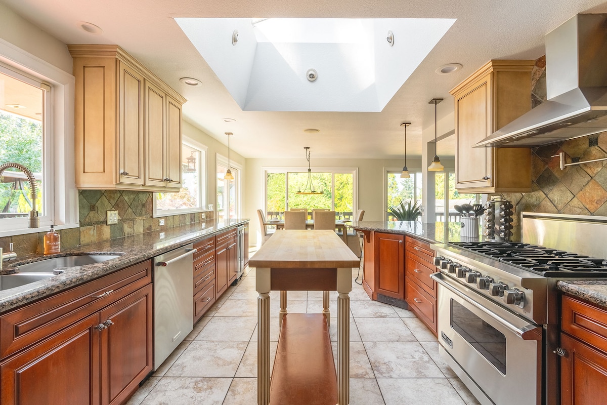 Lake Sammamish Home with Chef's Kitchen