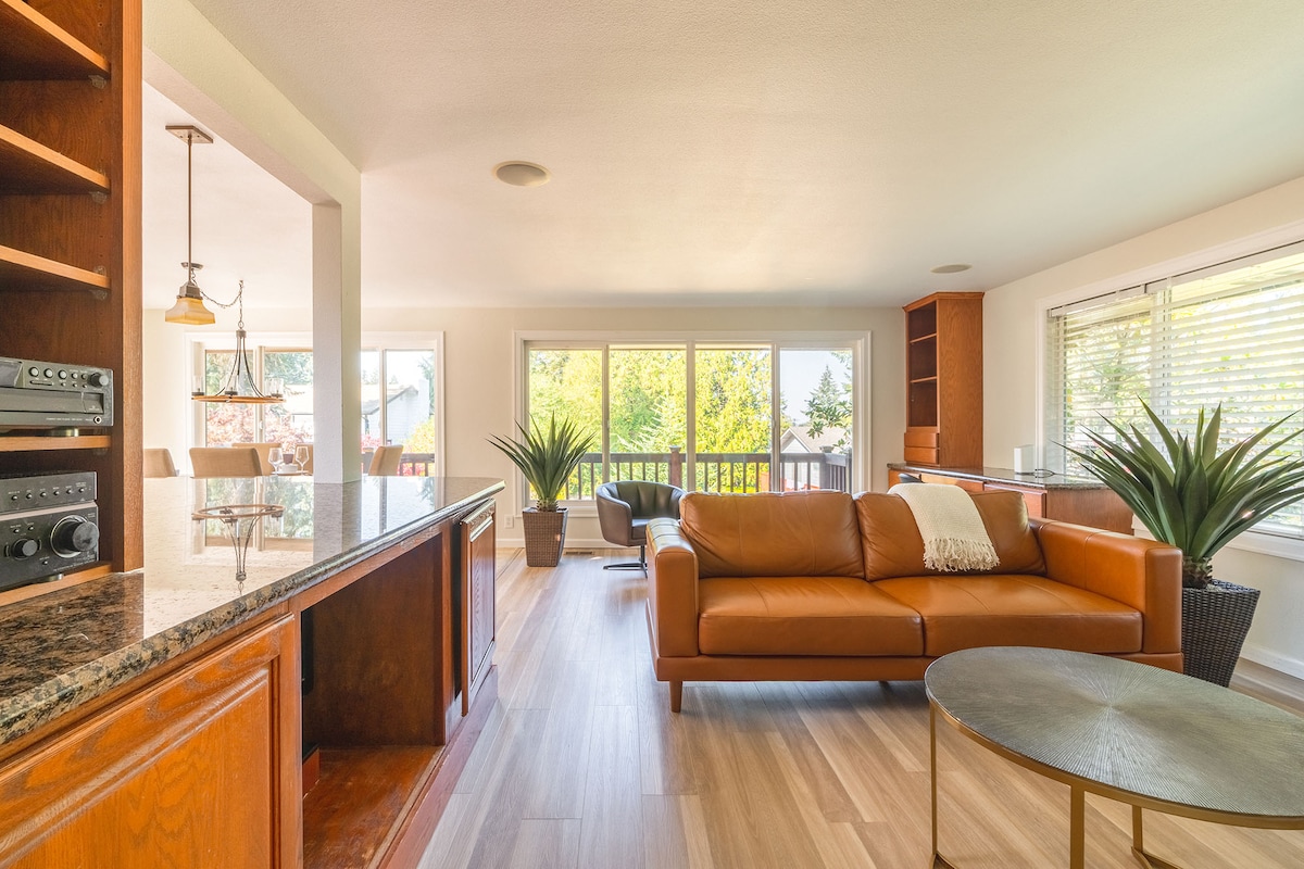 Lake Sammamish Home with Chef's Kitchen - Image 4