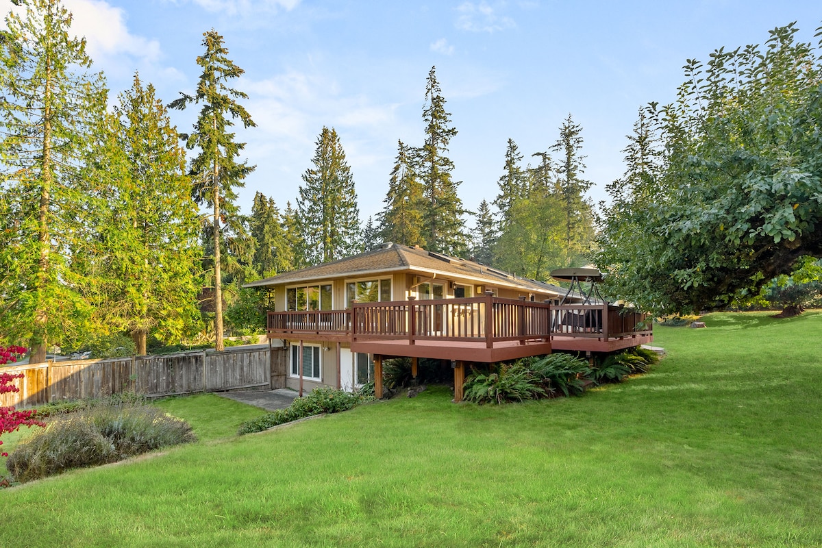 Lake Sammamish Home with Chef's Kitchen - Image 5