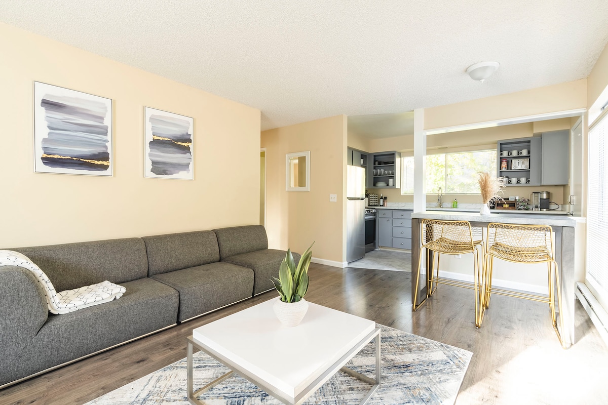 Walkable Downtown Redmond Condo - Image 2