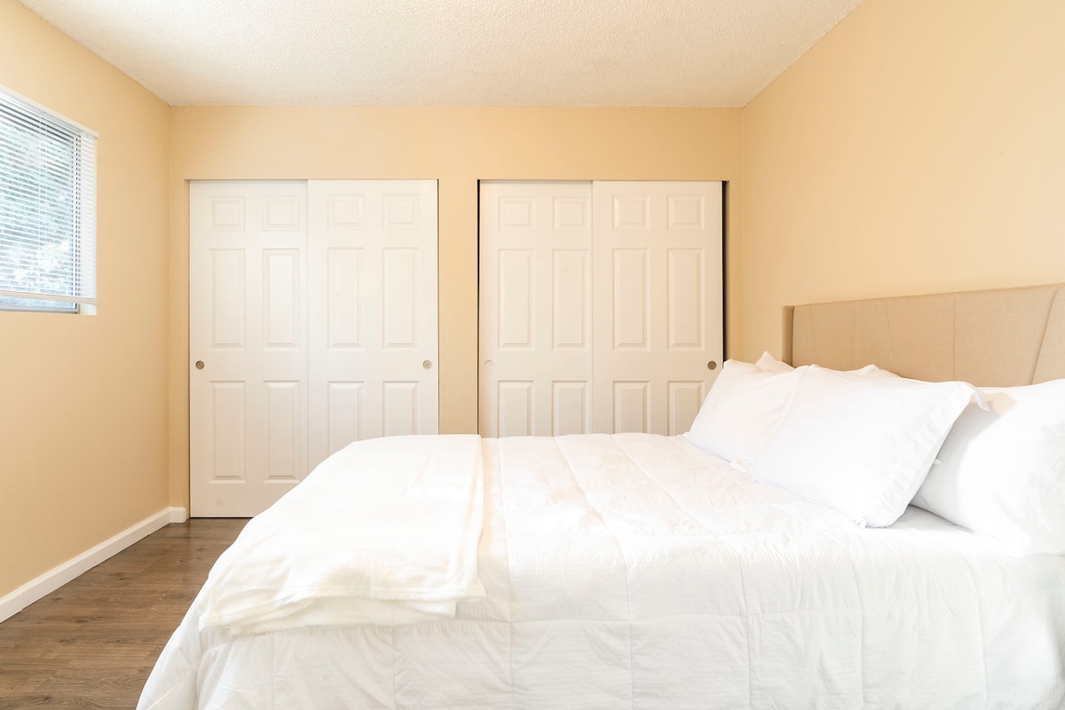 Walkable Downtown Redmond Condo - Image 5