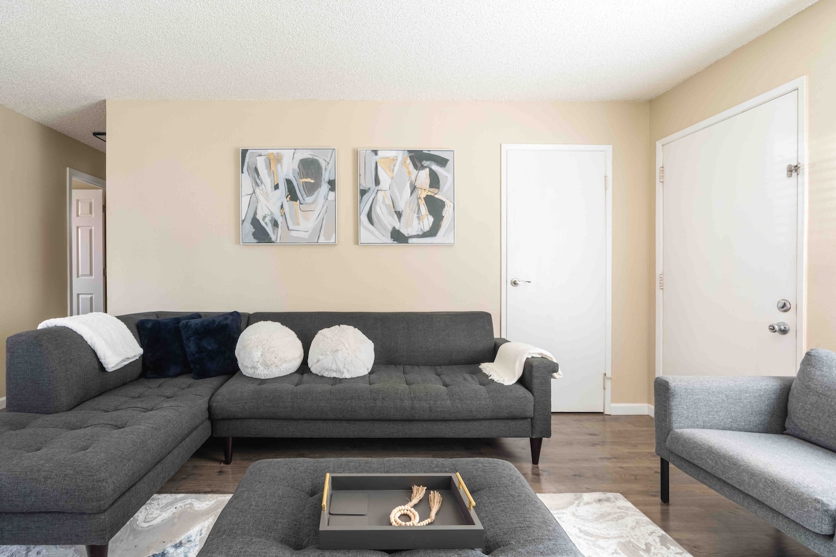 Vibrant Downtown Condo - Image 2