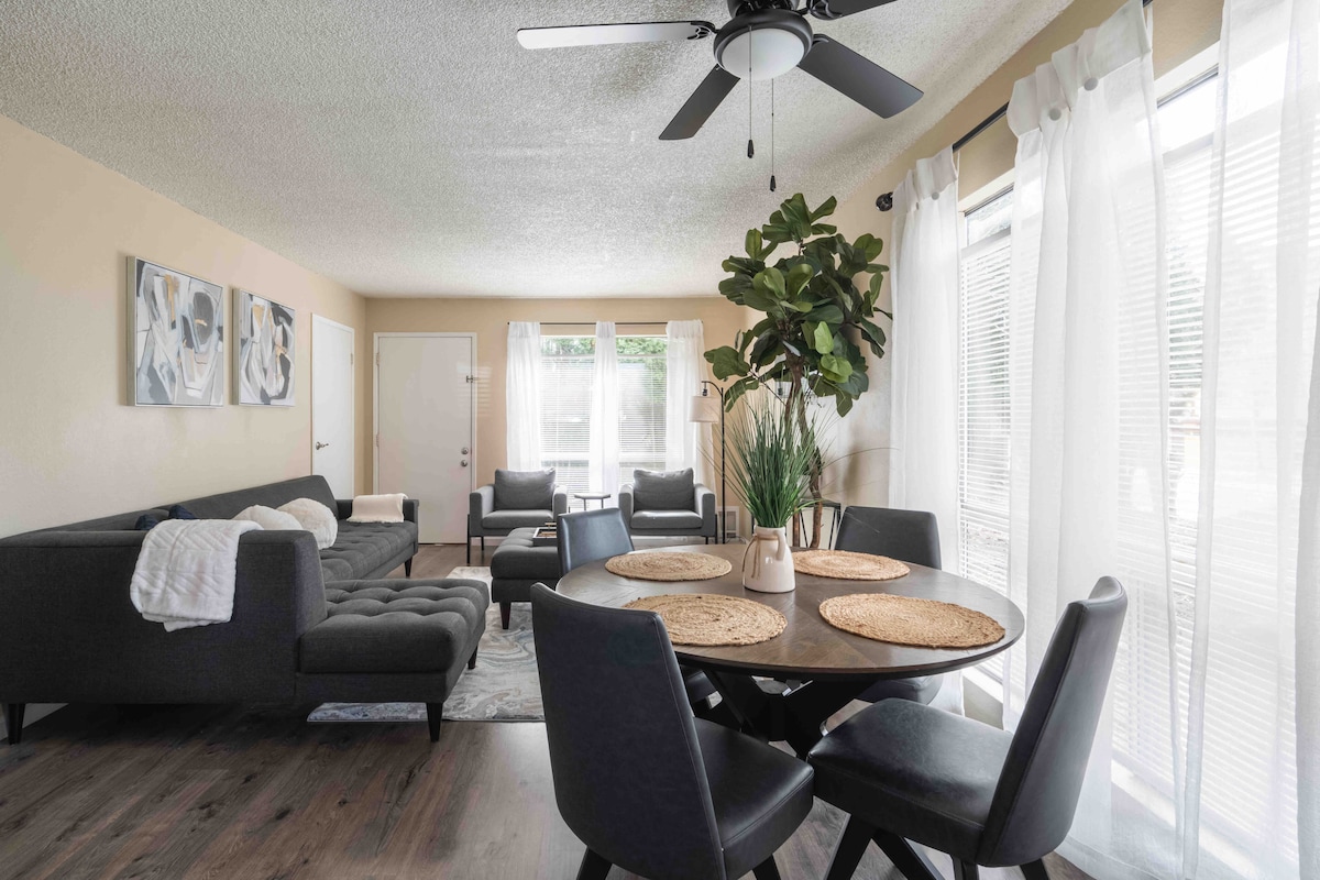 Vibrant Downtown Condo - Image 3