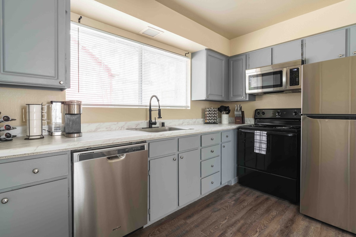 Vibrant Downtown Condo - Image 4