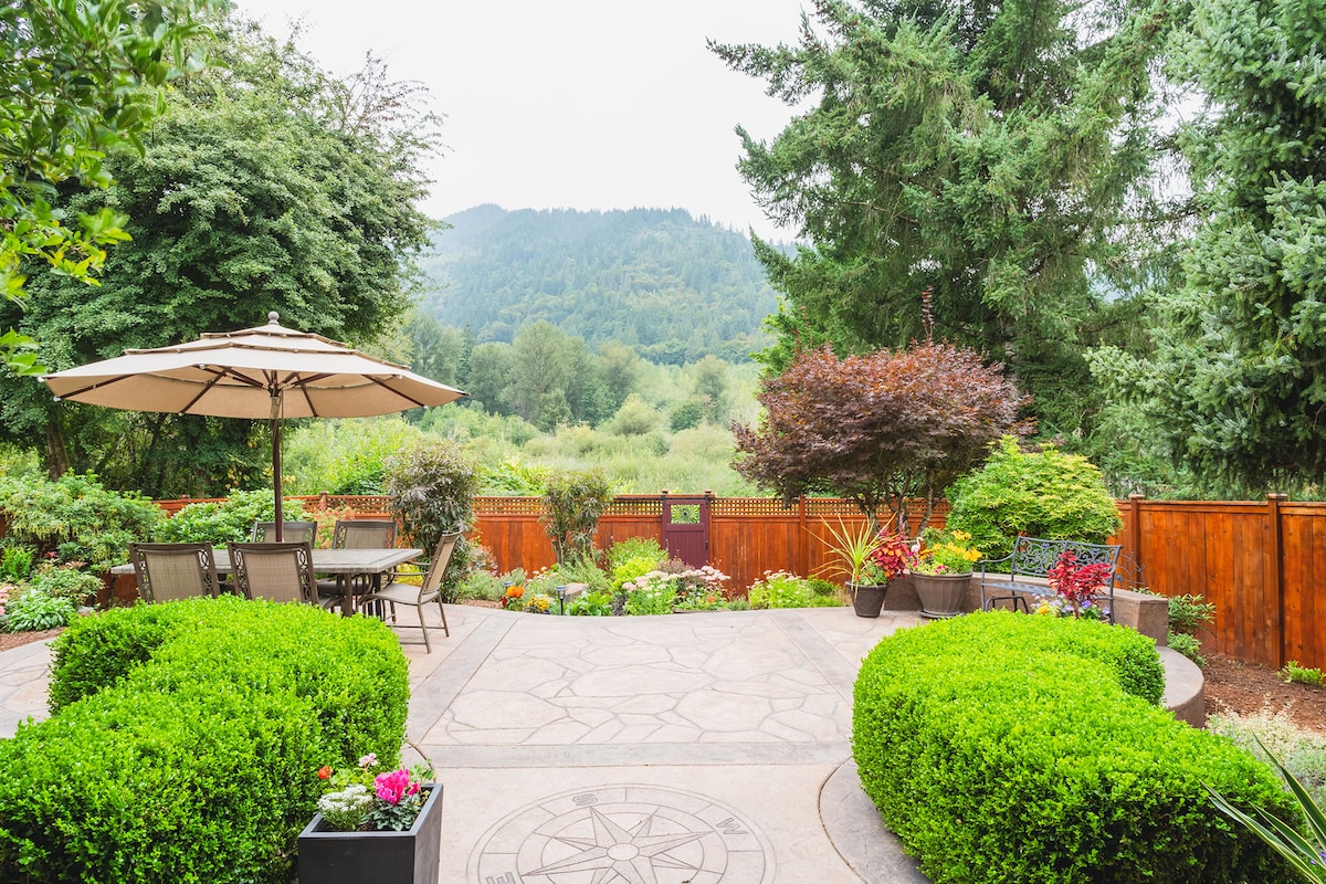 Poppyrosa Estate with Mountain Views